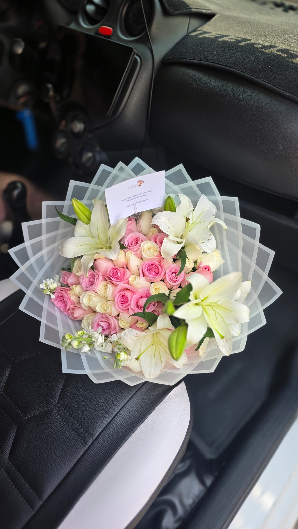 Ramo de 50 rosas con lirios