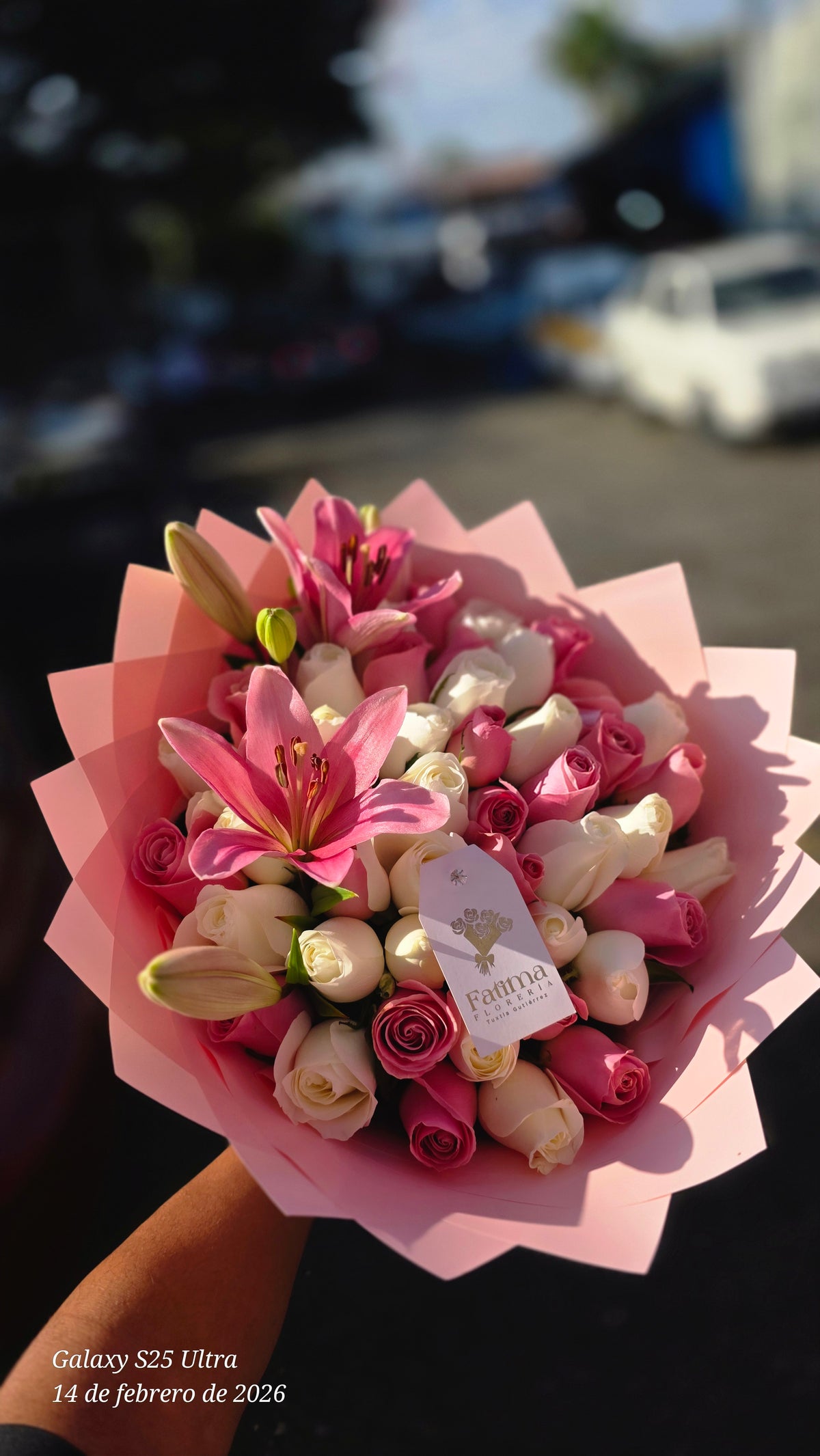Ramo de 50 rosas con lirios