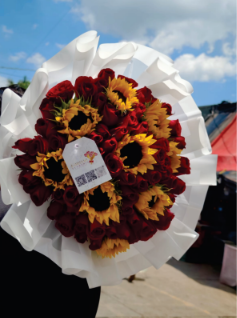 Ramo de 50 rosas y 10 girasoles
