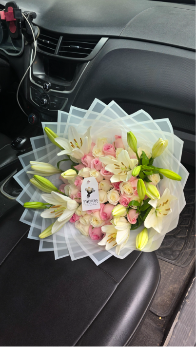 Ramo de 50 rosas con lirios